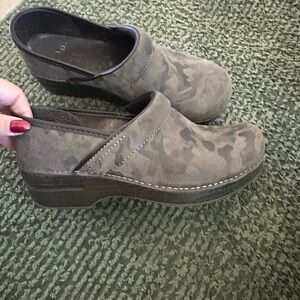 Camouflage Women's Clogs sz 39 by Dansko 8.5 US
